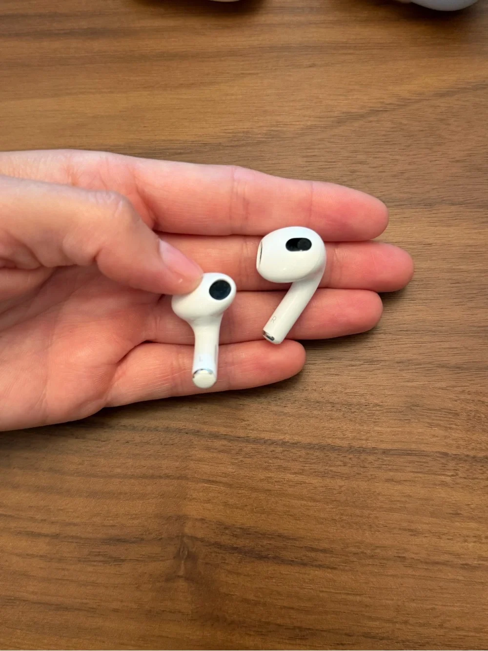 Apple White Wireless Earbuds with Protective Silicone Case
